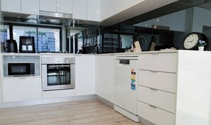 Private kitchen - KozyGuru | South Brisbane | Prime Skyline Retreat (South Brisbane)