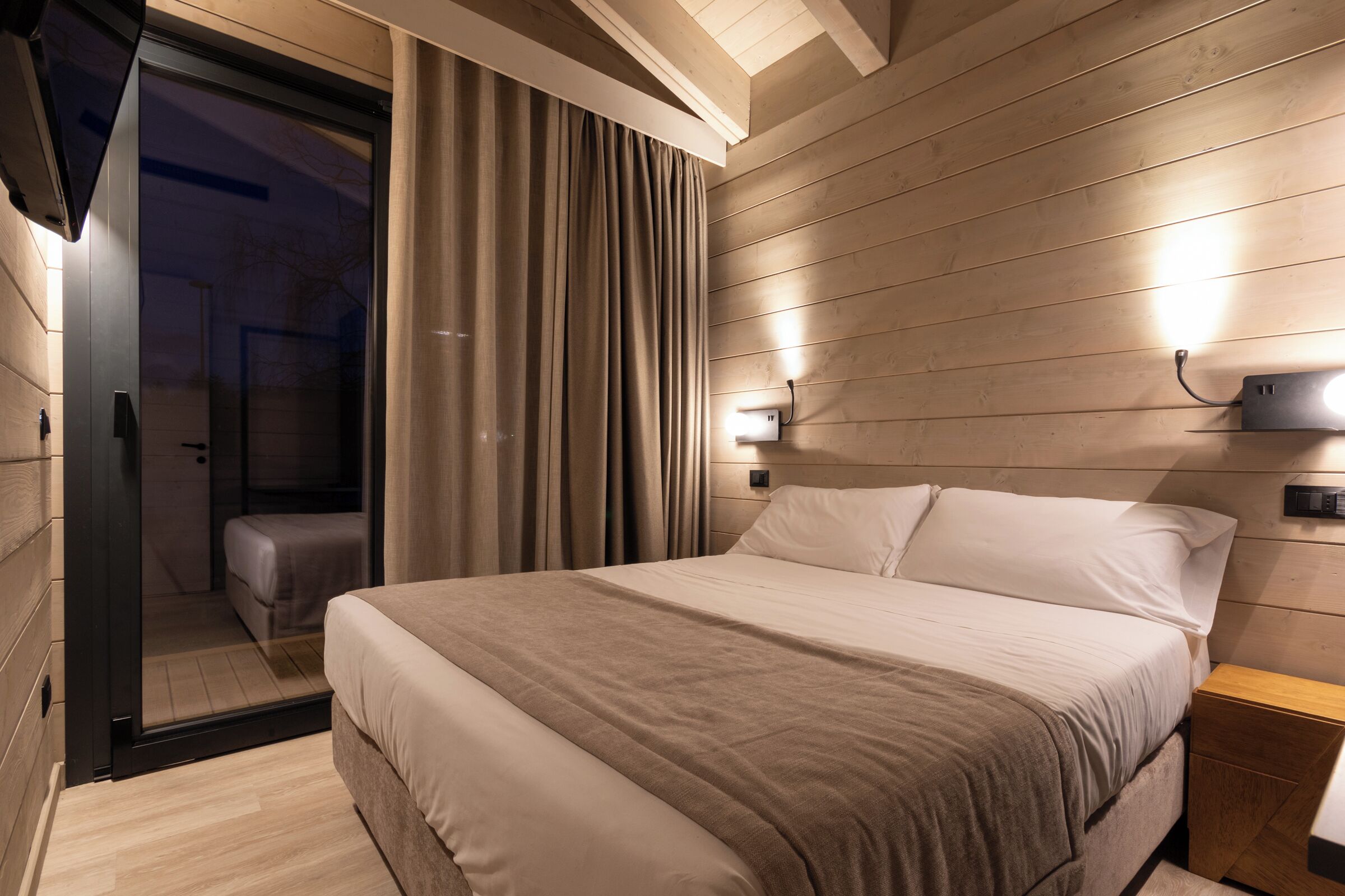 Superior Chalet, Lake View