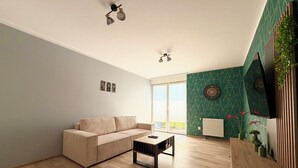 Un soggiorno moderno con un divano color beige, un tavolino in legno e una ventola a soffitto.