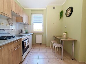 Fridge, oven, stovetop - Reja Cozy Comfort Apartment (Wrocław)