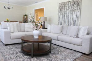 Living area - Welcome to University Place (Ruston)