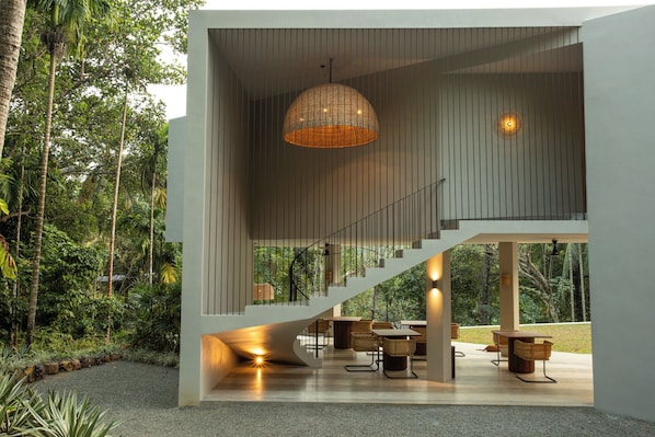 Outdoor dining - The Sevana (Matara)