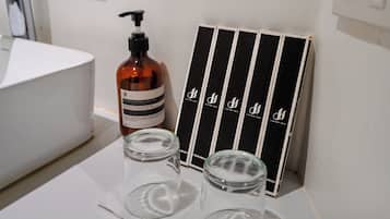 Standard Family Room | Bathroom amenities