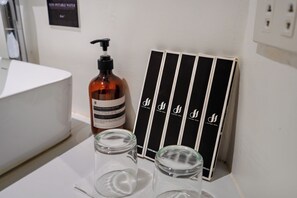 Standard Family Room | Servicios del cuarto de baño