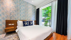 Un lit bien fait, avec une literie blanche et des oreillers à motifs d’étoiles, une tête de lit en bois et une moquette à motifs.