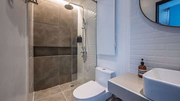 Deluxe Family Room | Bathroom