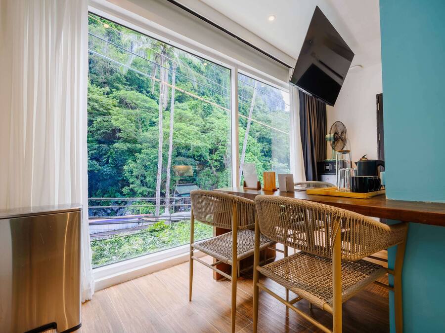 Superior Family Room | Dining