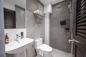 Standard Double Room | Bathroom - J Boutique El Nido Managed by H Hospital (El Nido)