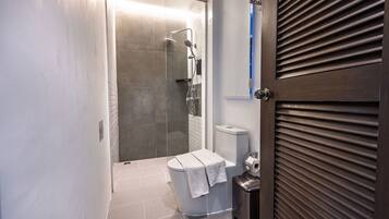 Un bagno con doccia, wc e cestino.