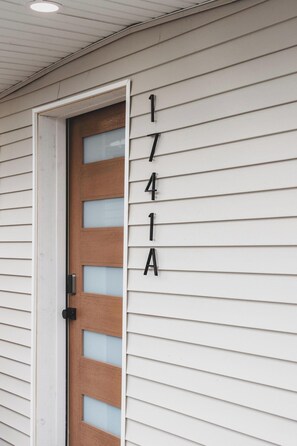 Exterior detail - ★Modern Cottage 2 Queen Beds Fireplace by PLU/JBLM RV or Truck Parking★ (Tacoma)