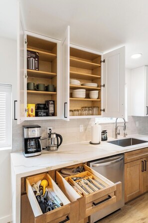 Fridge, ice maker - ★Modern Cottage 2 Queen Beds Fireplace by PLU/JBLM RV or Truck Parking★ (Tacoma)