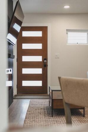 Interior - ★Modern Cottage 2 Queen Beds Fireplace by PLU/JBLM RV or Truck Parking★ (Tacoma)