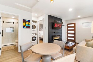 Dining - ★Modern Cottage 2 Queen Beds Fireplace by PLU/JBLM RV or Truck Parking★ (Tacoma)