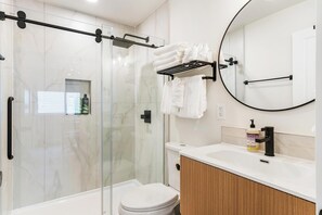 Shower, hair dryer, towels, soap - ★Modern Cottage 2 Queen Beds Fireplace by PLU/JBLM RV or Truck Parking★ (Tacoma)