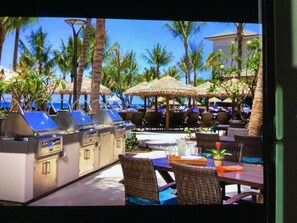 Outdoor dining - Beautiful full resort access -2-bedroom condo with AC in delightful Lahaina (Lahaina)
