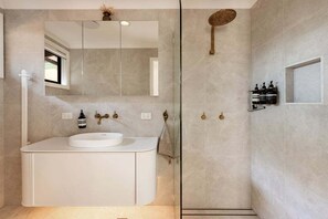 Haartrockner, Handtücher, Toilettenpapier