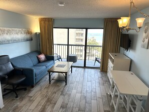 Living area - Ocean Breezes- 1 bedroom, 4 beds, full kitchen, beautiful views in Myrtle Beach (Myrtle Beach)