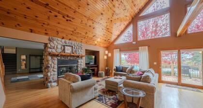 Pinecone Acres Lodge w/ Hot Tub - Sleeps 9