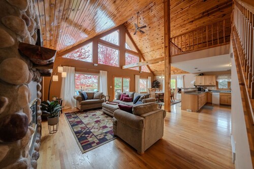 Pinecone Acres Lodge w/ Hot Tub - Sleeps 9