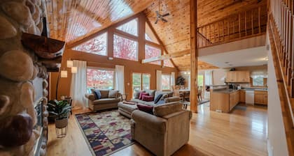 Pinecone Acres Lodge w/ Hot Tub - Sleeps 9