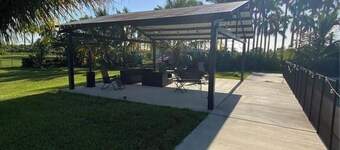 3-bedroom farmhouse in peaceful Miami with cool vibes