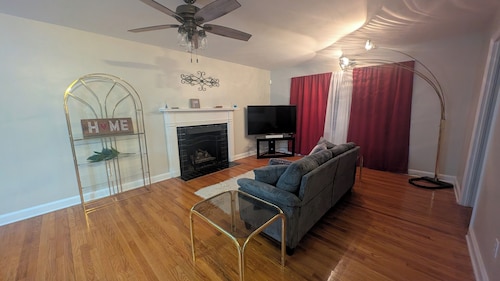 Cozy 3-bedroom house with AC in the heart of Haymount
