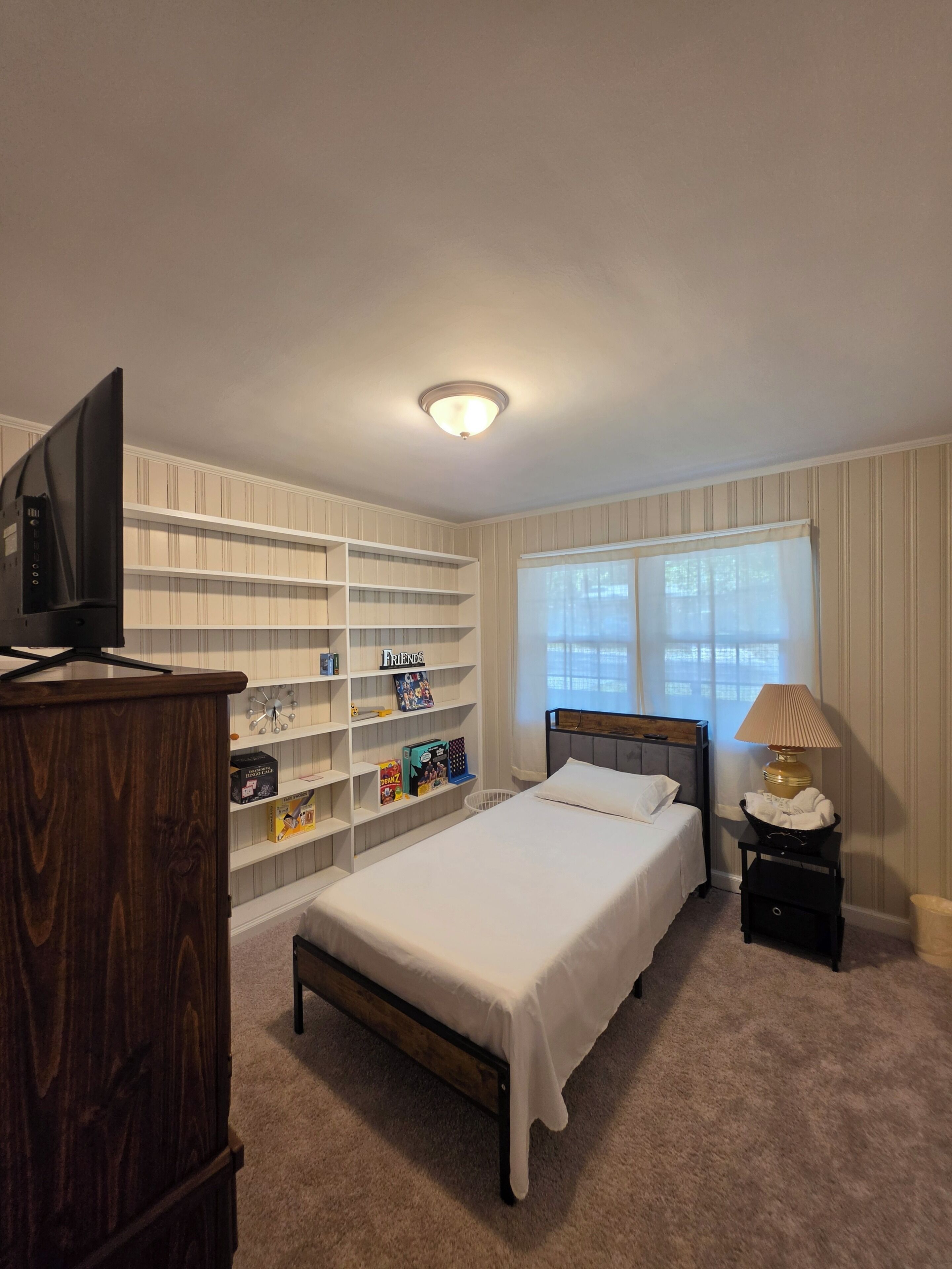 3 bedrooms, iron/ironing board, WiFi, bed sheets