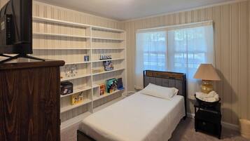 3 bedrooms, iron/ironing board, WiFi, bed sheets