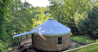 Earth-Yurt Haven outside of Asheville: peaceful mountain vibes