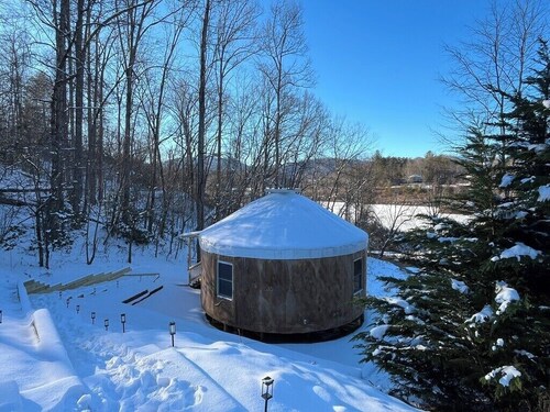 NEW! Earth-Yurt Haven outside of Asheville: peaceful mountain vibes
