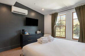 1 bedroom, WiFi, bed sheets - Spacious Queen Suite w. Rain Shower at The Emerald (Beaufort)