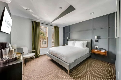 Spacious Queen Suite w. Rain Shower at The Emerald