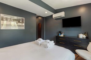 1 bedroom, WiFi, bed sheets - Spacious Queen Suite w. Rain Shower at The Emerald (Beaufort)