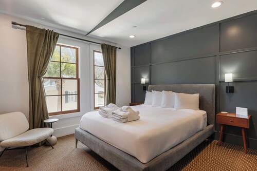 Spacious Queen Suite w. Rain Shower at The Emerald