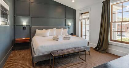 Superior King Suite w. Rain Shower, Bikes, Coffee!