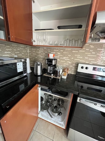 Private kitchen. Heartland Retreat/Pearson 15 min/Square One 9 min