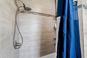 Haartrockner, Handtücher, Seife, Toilettenpapier