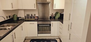 Fridge, microwave, oven, stovetop - Modern Executive flat/8 min from Barking station/20 minutes to central (Barking)