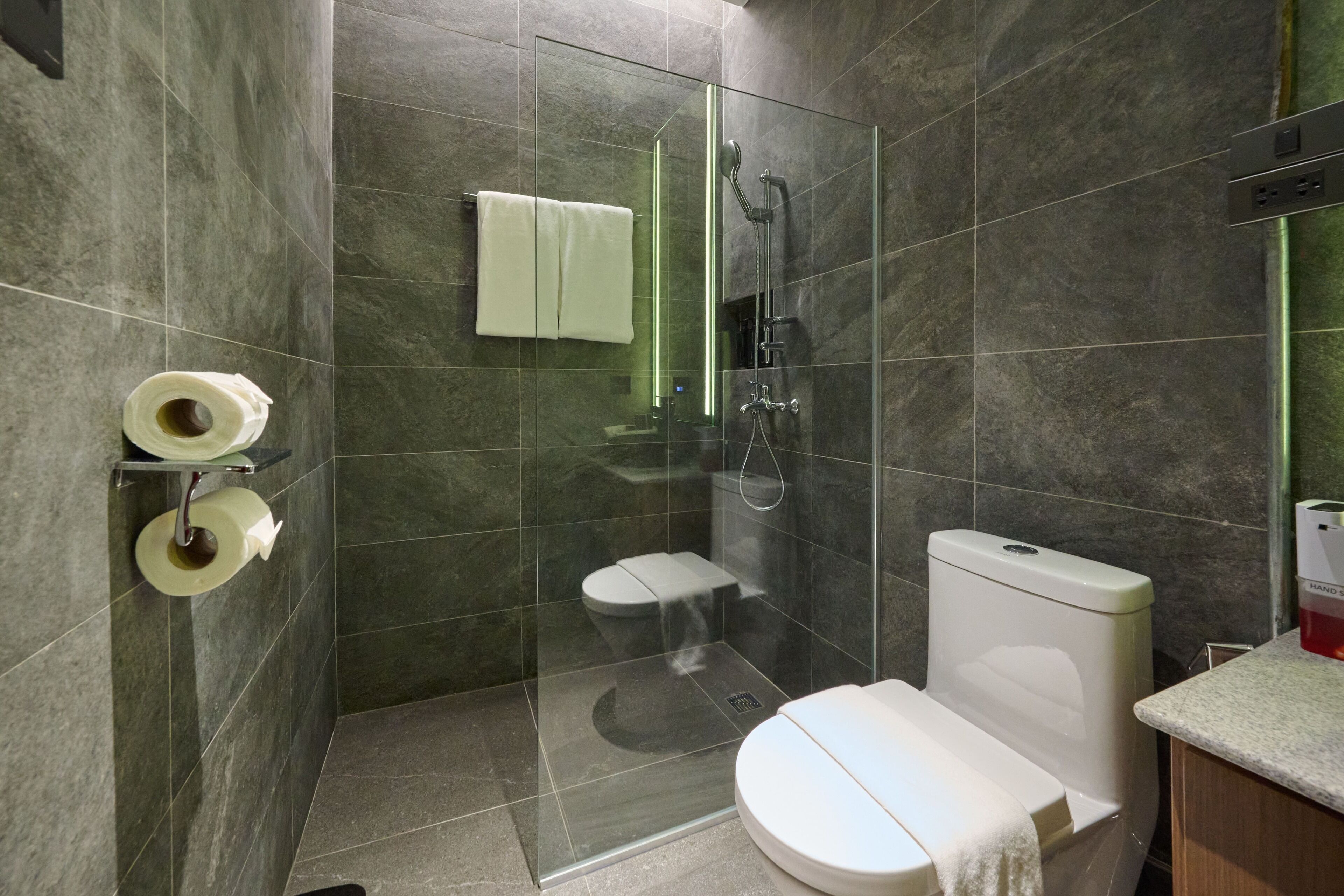 Superior King Room | Badezimmer | Kostenlose Toilettenartikel, Haartrockner, Bidet