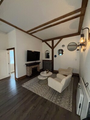 Living area - 4-bedroom house in perfect Bellville with cool AC (Bellville)