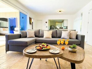 TV - Beach Villa | 6 BR | 2 Private Pools | Daily Maid (Punta Cana)