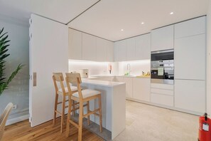 Fridge, microwave, oven, stovetop - Machadas Residence (Setúbal)