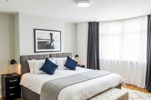 Een strijkplank/strijkijzer, wifi, beddengoed