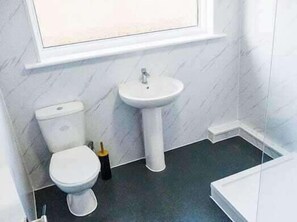 Shower, hair dryer, towels - Serviced Accom Sleeps 8- Near London, Free Parking (South Croydon)