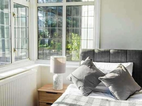 Serviced Accom Sleeps 8 - Near London, Parking