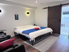 Superior Room, 1 King Bed, Private Bathroom | Free WiFi - Superior Master Suite (Niagara Falls)