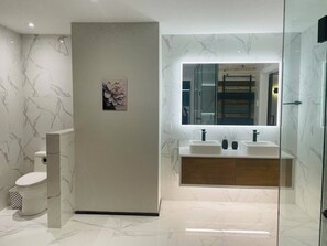 Bathroom - Superior Master Suite (Niagara Falls)