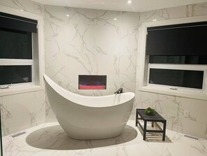 Bathroom - Superior Master Suite (Niagara Falls)