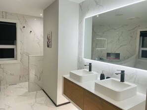 Superior Room, 1 King Bed, Private Bathroom | Bathroom - Superior Master Suite (Niagara Falls)