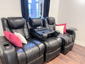 Superior Room, 1 King Bed, Private Bathroom | Free WiFi - Superior Master Suite (Niagara Falls)